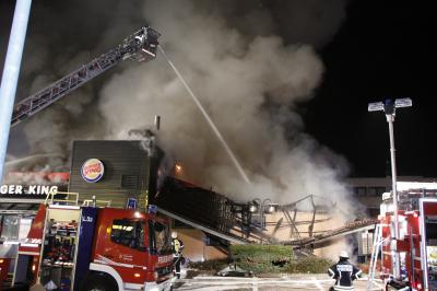 Pforzheim: Schnellrestaurant brennt komplett aus!